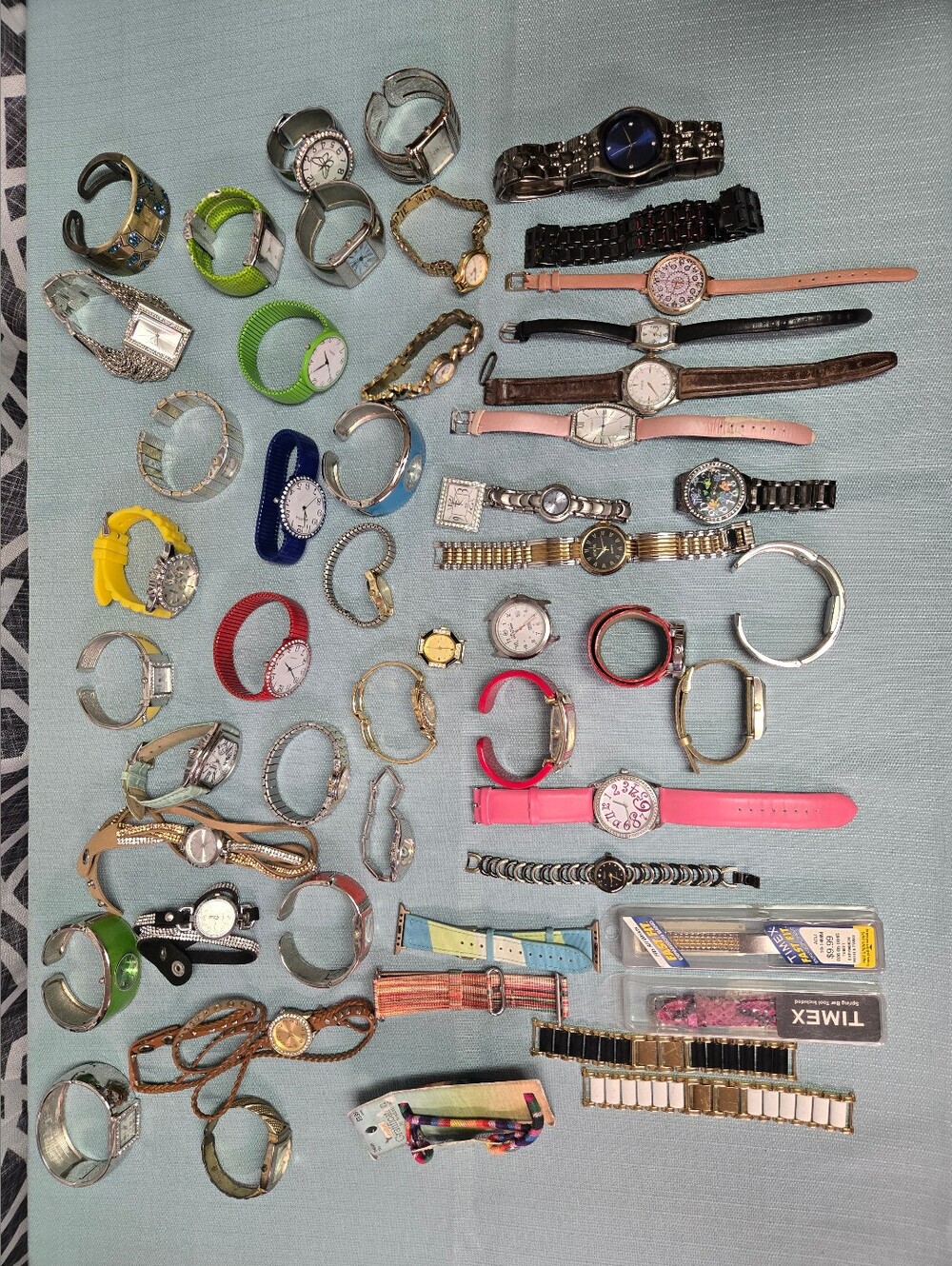 Mixed Lot of Women's Fashion Watches - Multi-Color Assortment